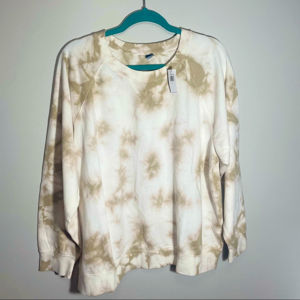 Old Navy white & olive green women’s sweatshirt in size XL.